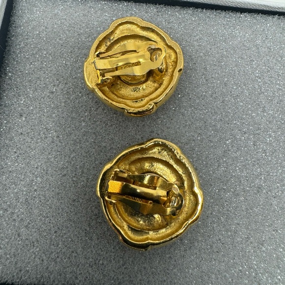 💯Authentic CHANEL CC Logo Round Button Earrings Clip-On Gold-Plated - Picture 2 of 3